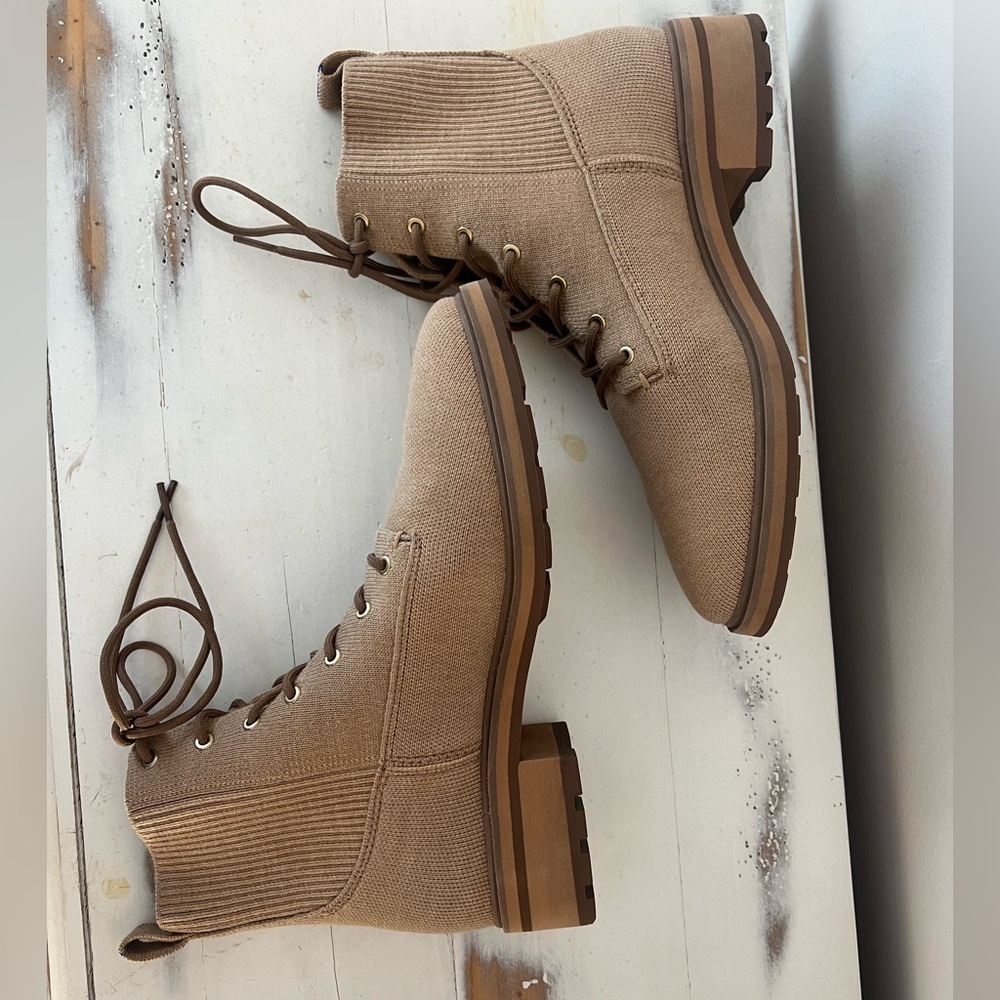 ⬇️👀 ROTHY’s The Laced Lug Boot in EXCELLENT Condition! - Picture 8 of 12